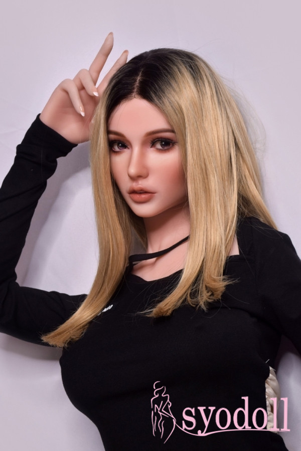 ElsaBabe sexpuppe küssen